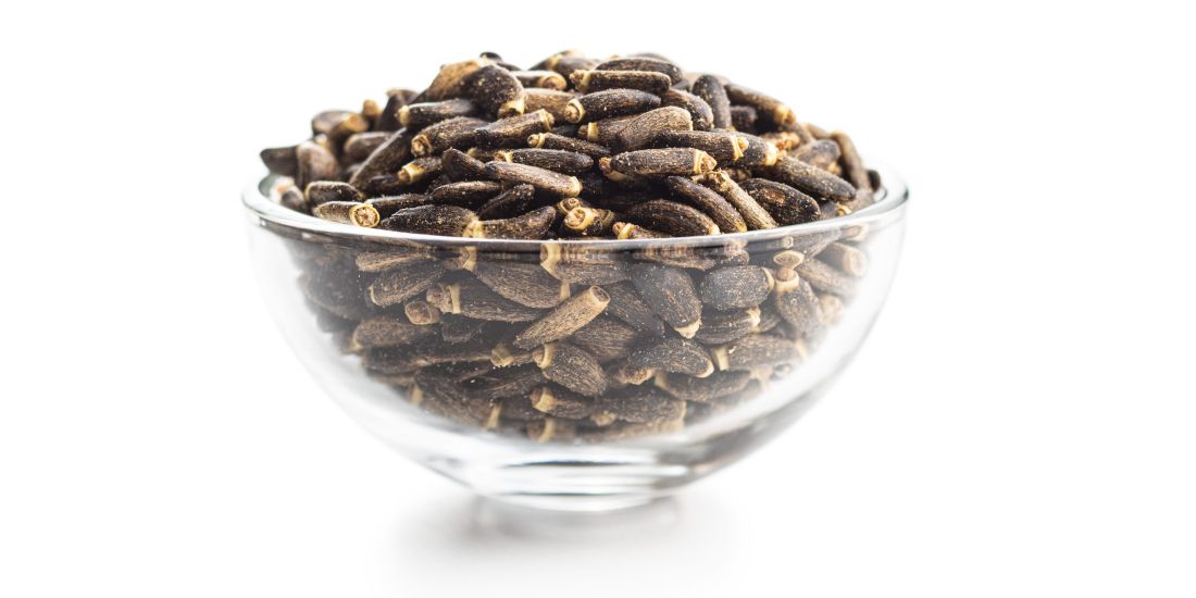 Τα 5 Βότανα που Βοηθούν το Συκώτι (και Πότε τα Χρειαζόμαστε)